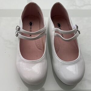Girls White Patent Mary Jane Dress Shoes with Pink Insole Excellent Condition